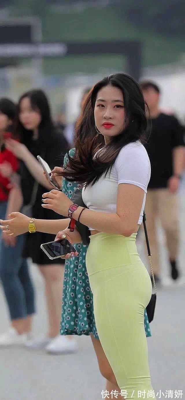 修身 打底裤不愧是修身塑形的神器，经典纯色搭配，显瘦还显气质