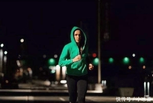 身体|每天夜跑5公里与每天睡前做200俯卧撑，两者身体素质差距有多大