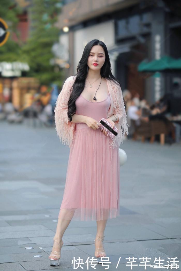 表姐|街拍表姐这“鞋子”这么有特色,怪不得这么引入关注