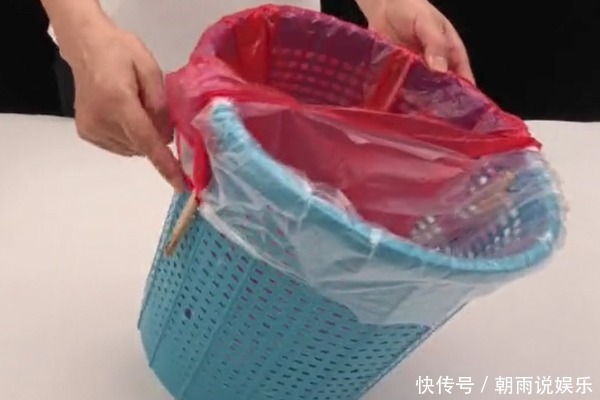 垃圾桶上绑一根筷子,解决了家家户户的烦恼,妙招真是太实用了