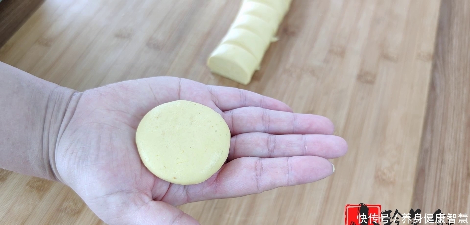 南瓜饼又出新做法了,无水无油,软糯香甜又劲道,全家人都爱吃