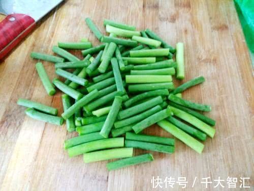 如此腌蒜苔，营养更丰富，越吃越上瘾，只需要三天就可以取出食用