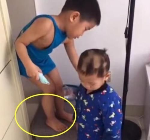 哥哥|哥哥给二胎弟弟理发,“狗啃式”发型逗笑宝妈:不是当托尼的料