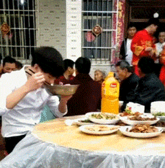 |搞笑GIF动图:阿姨,你是太开心了,假牙都掉了?