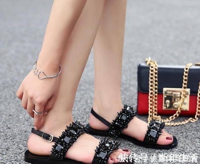 平底 时尚平底凉鞋，甜美俏皮，展现了你魅力的风姿