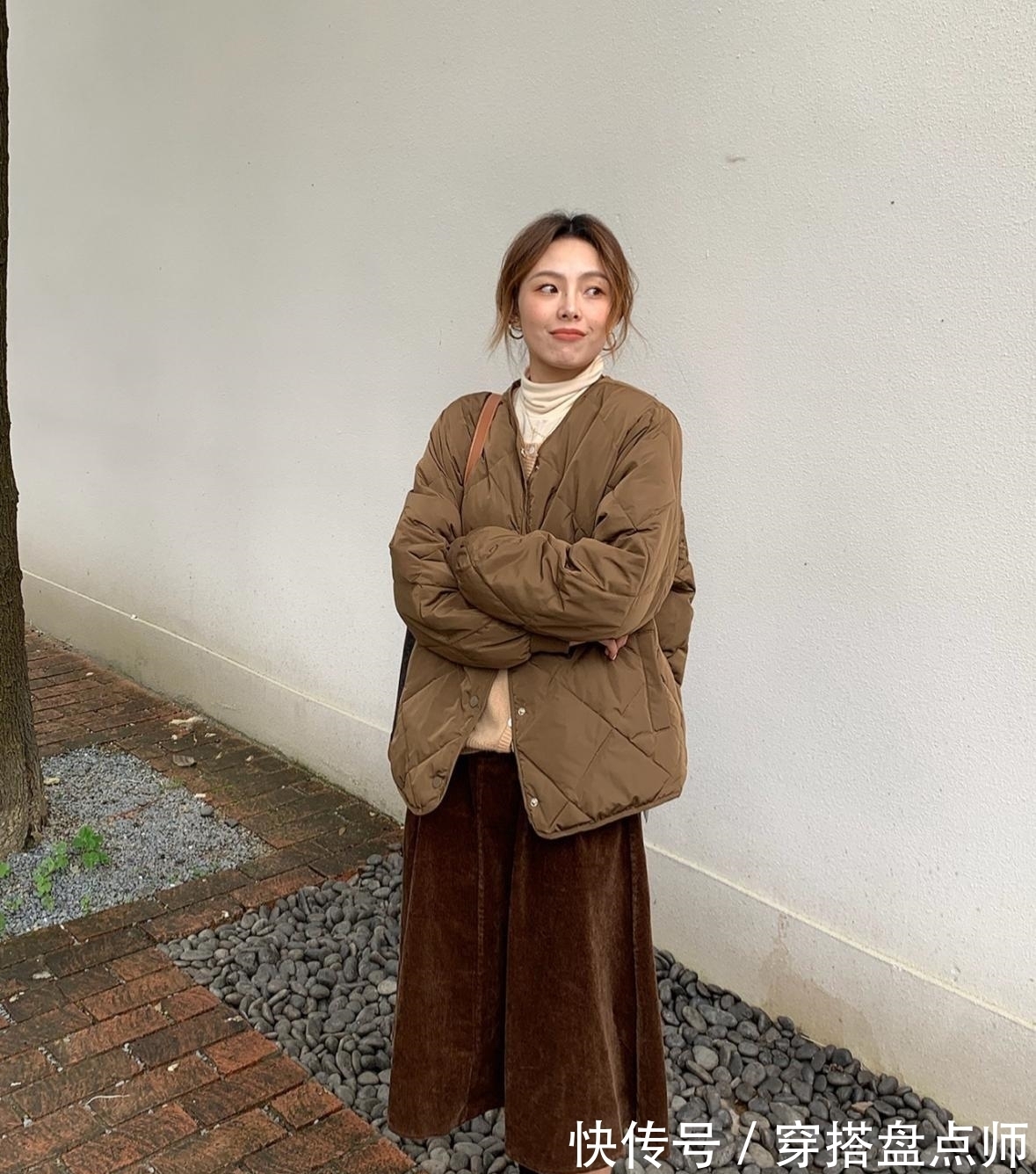 半身裙 “羽绒+半裙”不靠谱?穿了你就知有多美,50岁女人寒冬都能驾驭