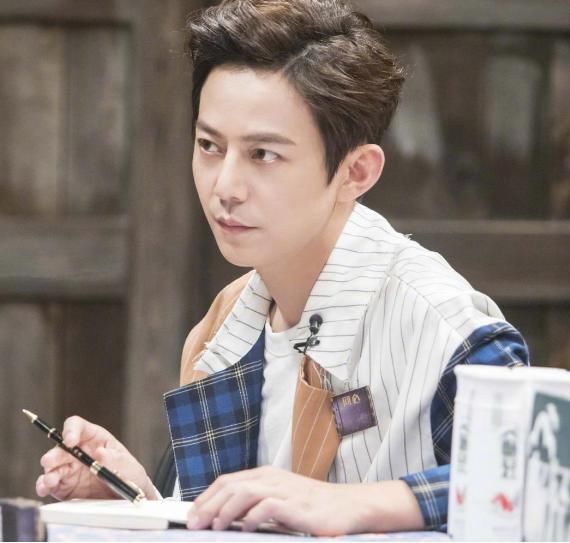 鄭淵潔厲害，把何炅打入深淵后，又讓王一博現出人氣高的原形