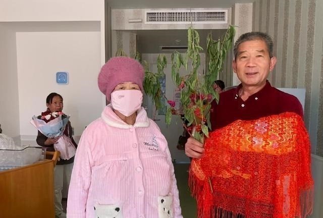 分娩|67岁宝妈生女近1年,身体年轻20岁,一家3口生活羡煞旁人