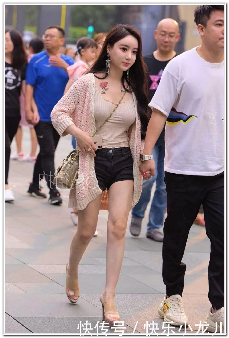 小姐姐的身材很不错,不怕晒又时髦,混搭高手都爱它