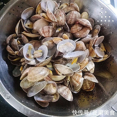 #暖冬酱在手,嗨吃部队锅#酱香花蛤