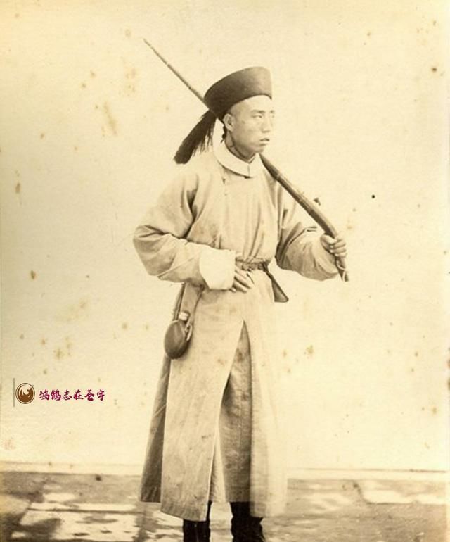 图九|清末老照片，扛火枪的清兵弱不禁风，图九洋人在龙椅上恣意妄为