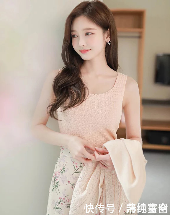 清纯丨慵懒水嫩美女高清写真，人见人爱的俏皮小美女