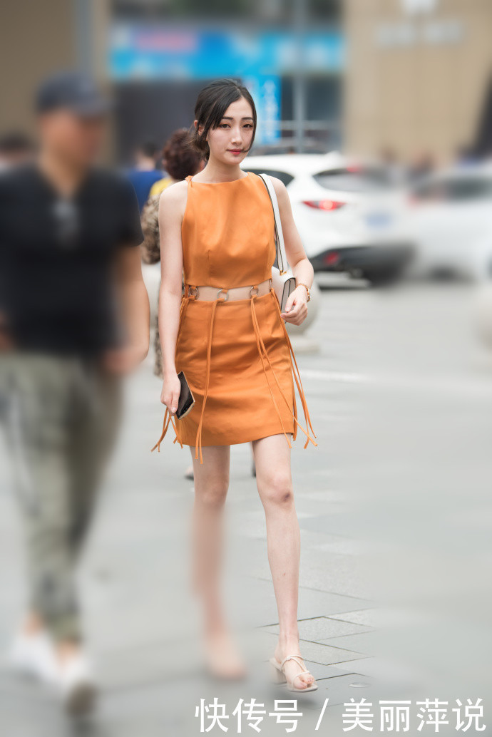 美女街拍：时尚与魅力并存，高颜值女神的夏季搭配参考