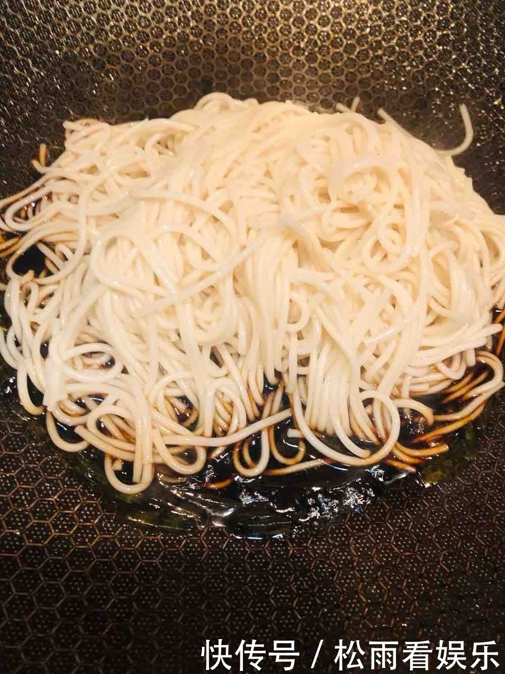 面条这样做最好吃,入口爽滑,劲道又解馋开胃,一周吃三次