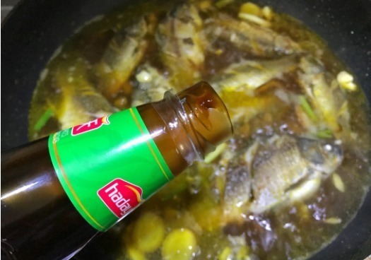 鲫鱼|饭店大厨:烧鲫鱼时,很多人做错了这2步,导致鱼肉不入味,还腥