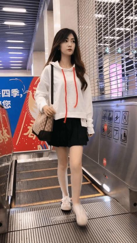 卫衣|卫衣搭配百褶裙，时尚又不挑人，让你成为最美的风采！