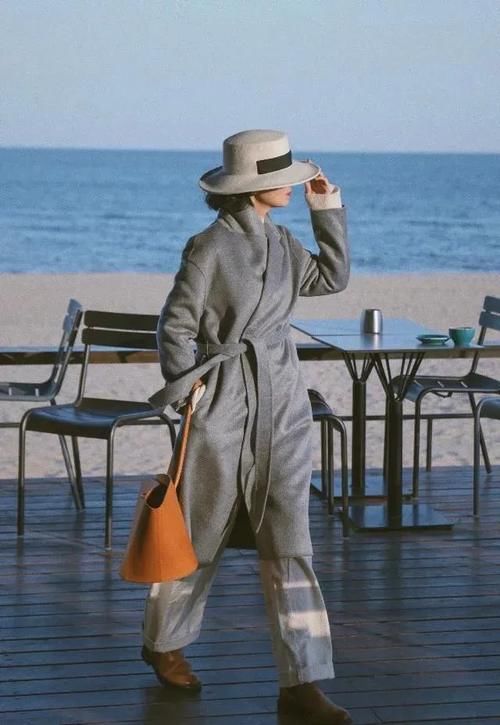 40岁以上的女人学“别人家的妈妈”穿搭,简约气质,减龄有品位!