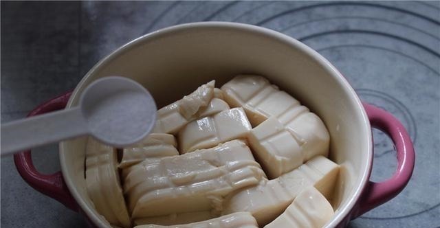 还在加水蒸鸡蛋,那你就大错特错了!大厨教你这样做,又嫩又滑!