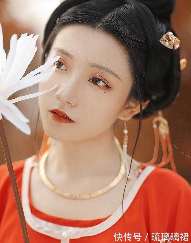 灵动$眼睛有这三个特征,就是天生的“古风杏眼”,全中的女生太幸运!