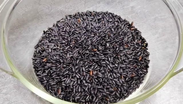 黑米学会这样做，不熬粥不煮饭，比吃补药还补，孩子也特别喜欢吃