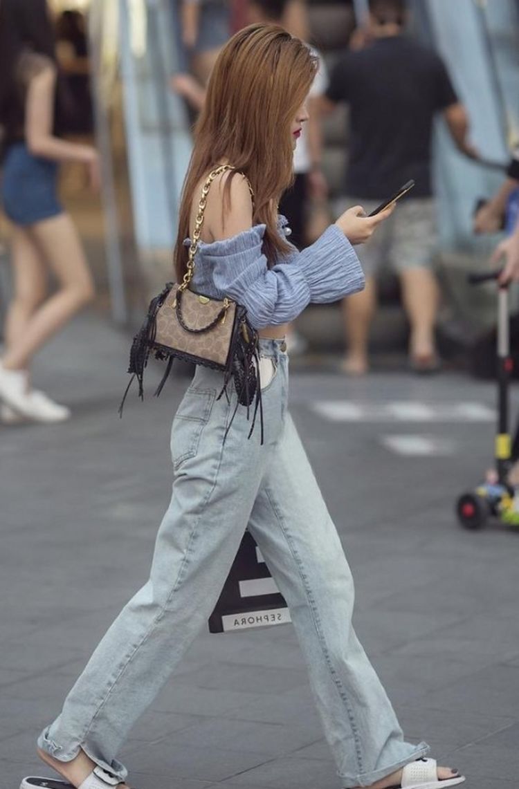 风情|美女街拍：时髦个性的紧身牛仔裤小姐姐，散发出时尚风情