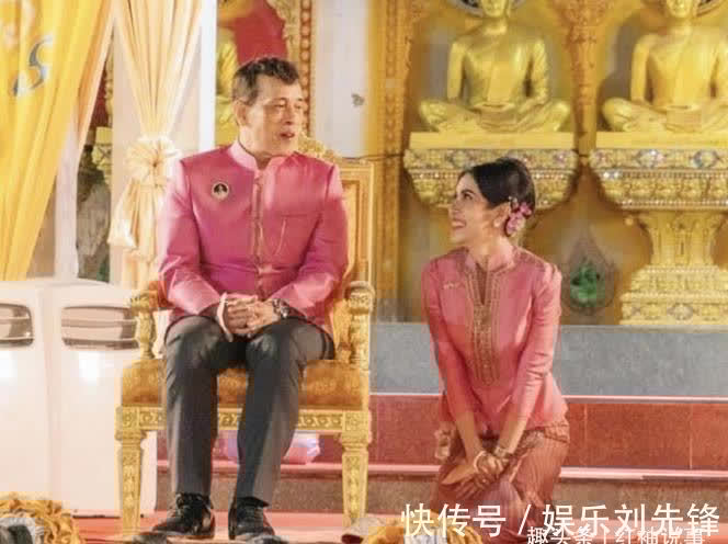 诗妮娜贵妃#诗妮娜仪容仪态减分,行屈膝礼时似“鹌鹑”,不如王后端庄大气