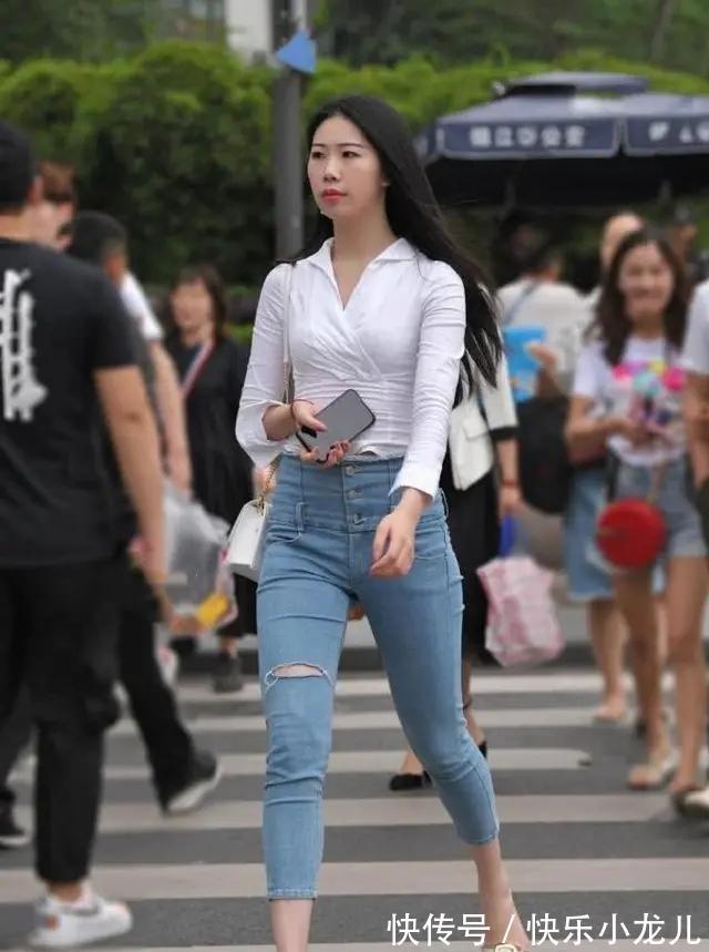 小姐姐|黑色背心搭配牛仔裤,非常的甜美又俏皮,高腰的设计很显高
