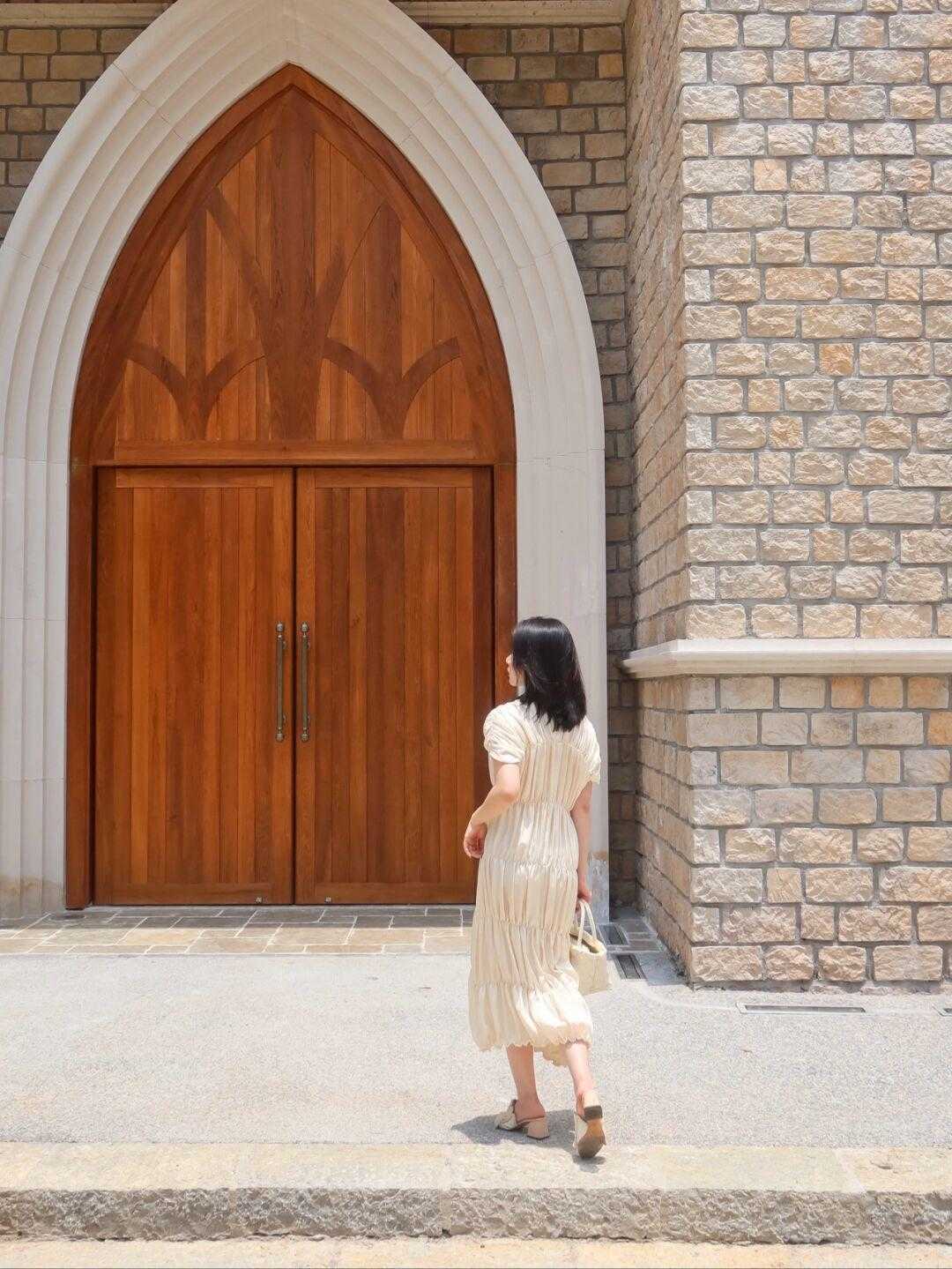 海滩|夏季,去海滩怎么穿才时髦?穿一字肩+牛仔裤高级优雅,清爽大气