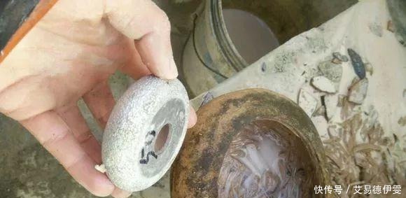 大爷用石头来养花,越养越值钱,有人出1000块也不卖!