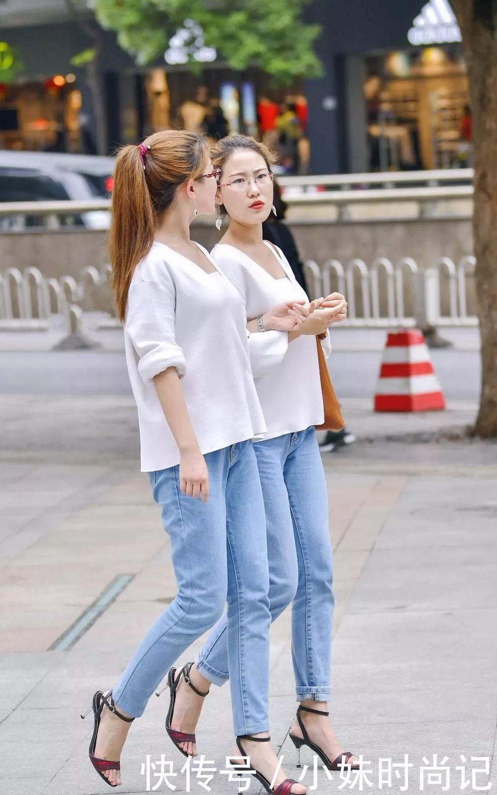 打扮|街拍美女:好闺蜜就是要一模一样的着装打扮!