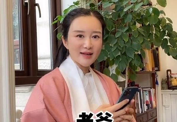 毛毛躁躁|张纪中陪夫人练书法:4个大字毛毛躁躁,洒脱但缺少书法气度