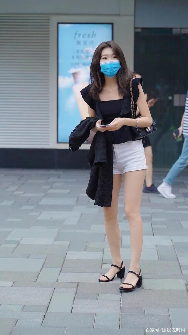 黑荷叶衫搭配白色超短裤,经典黑白搭配,别具一格