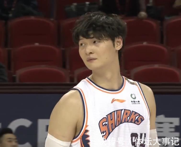 犯规|赛季双杀?上海半场落后17分,王哲林11+5,3次犯规,李春江又吃T