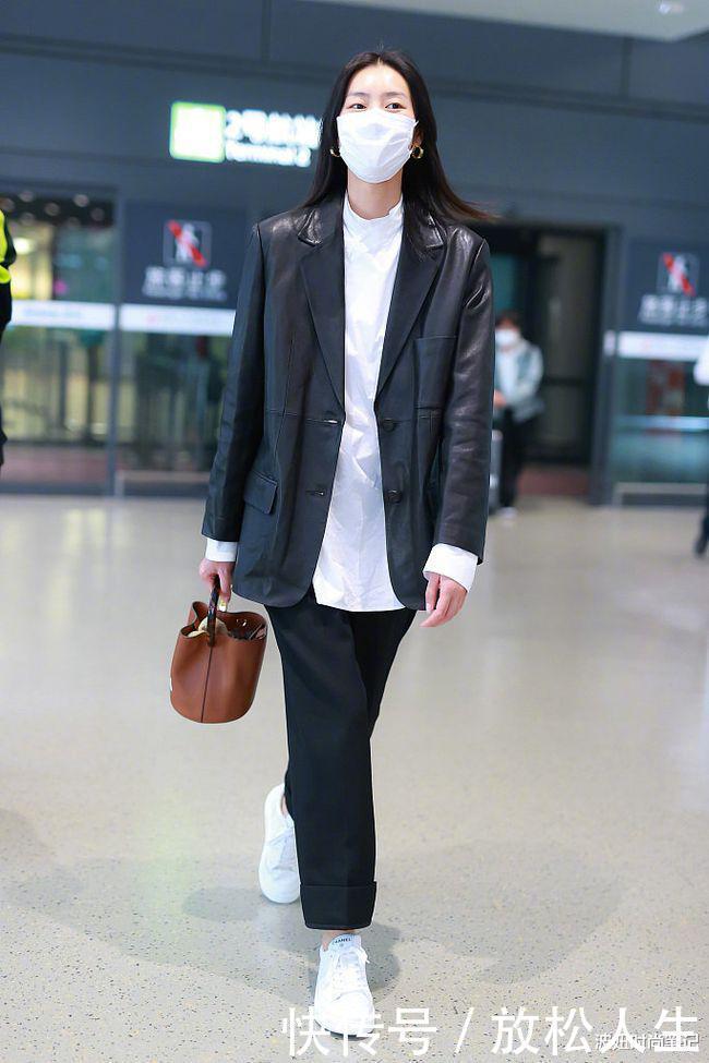 内长|刘雯要把皮衣穿火了,“内长外短”显瘦又显高,叠穿造型真保暖