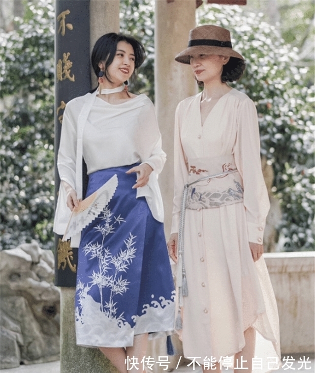 服饰|这对“神仙母女”好时髦呀,穿同类型的服饰,一个精致,一个优雅