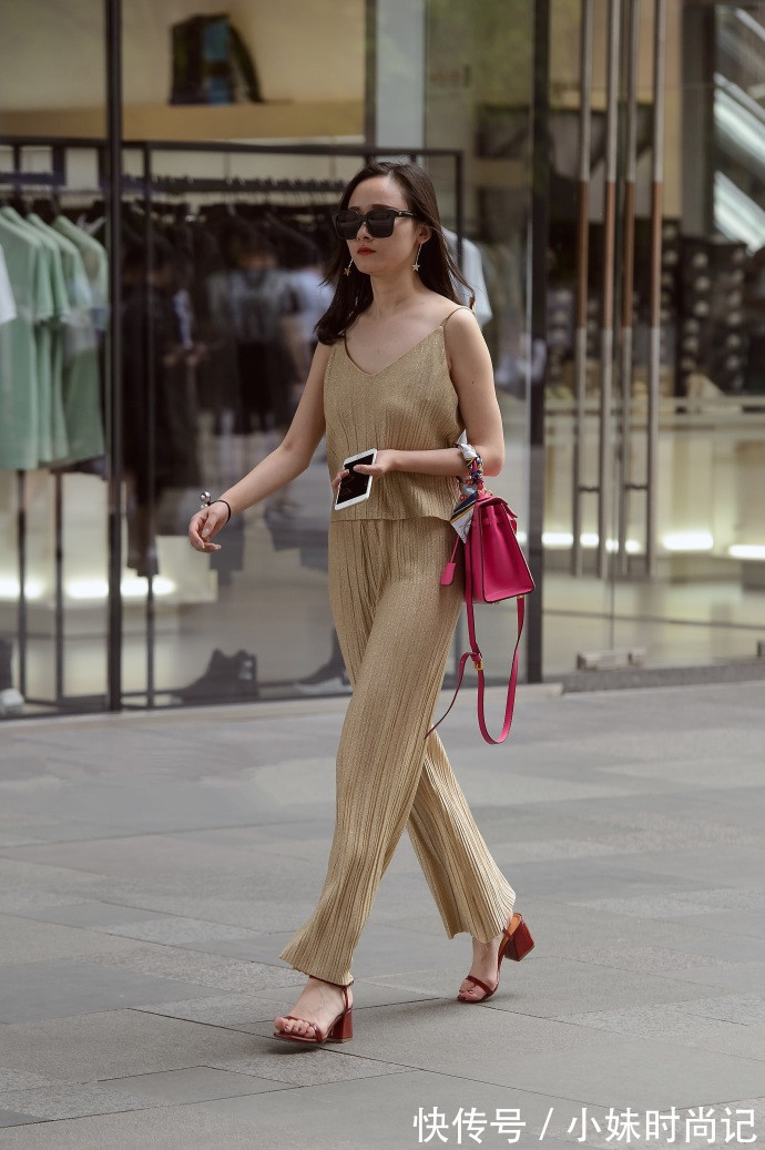 街拍 成都街拍,纯白色衬衫搭配白色不规则短裙,简约又百搭