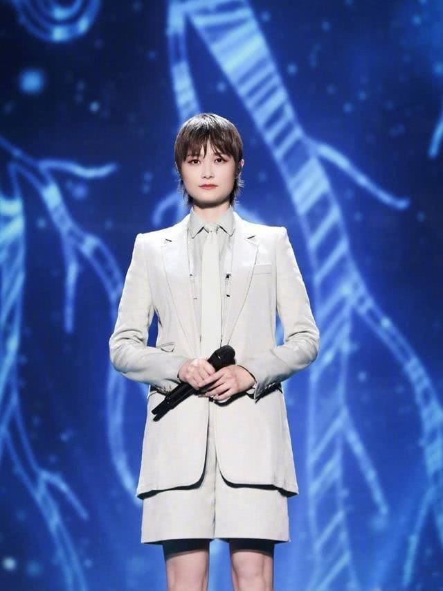 李宇春出席青你2总决赛亲身演绎百变舞台,暖心助力成团夜