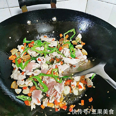 这道爽脆莴笋炒肉真的是不讲究，有啥放啥都好吃