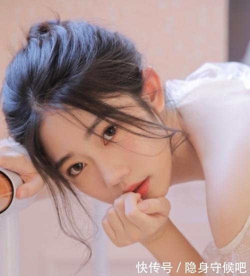 妆容|为何明星“上妆”化妆师用“粉底刷”居多?看完对比,你就明白了