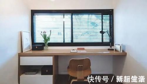 墙面处|窗边这样设计,一边悬空书桌做书房,另一边卡座做休闲区,省30平