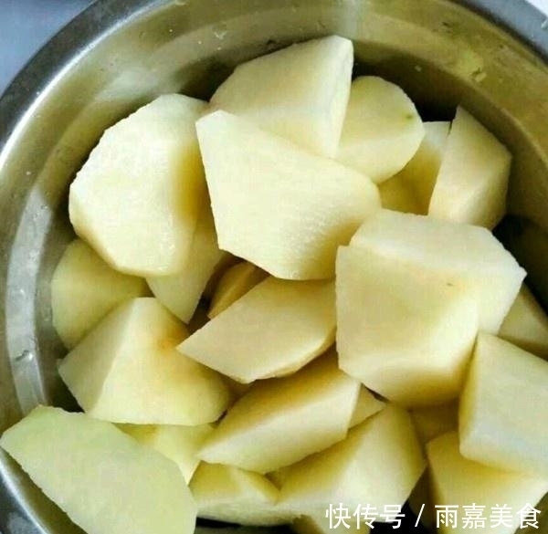 这菜一年四季都便宜,我家一买就8斤,维C是苹果10倍,全家爱吃