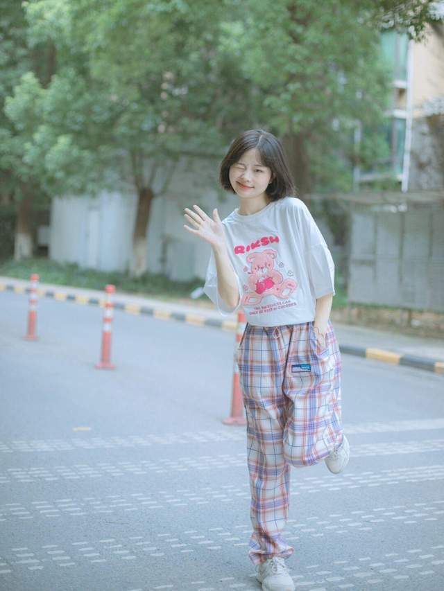 早秋|还在上学的女生可以这样穿,白色卫衣搭配百褶裙,款式百搭又休闲