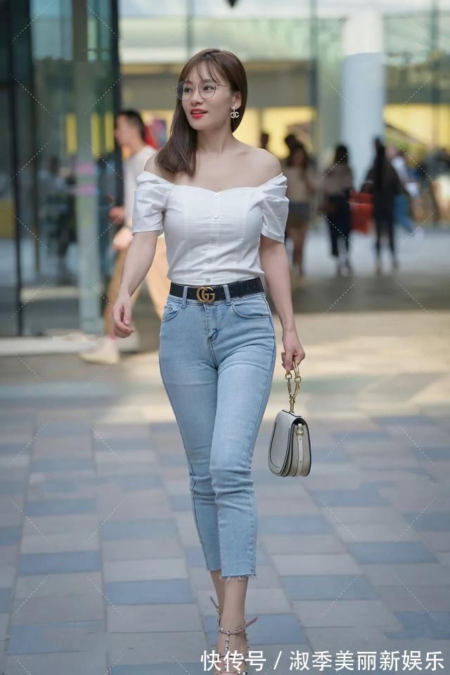 一字肩 一字肩上衣凸显气质搭配牛仔裤,精致端庄还显瘦