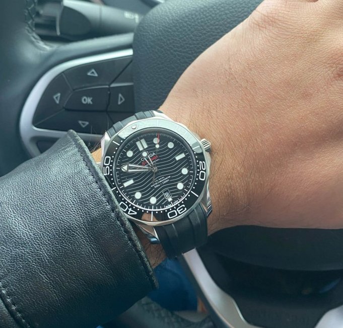 选手表舒适度很重要，30岁上班族看中欧米茄海马300胶带