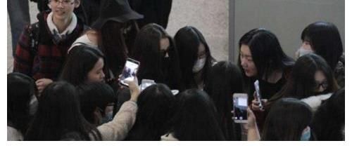 迪丽热巴|迪丽热巴意外摔坏粉丝手机,在场的群众都惊了