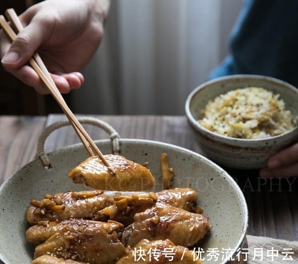 鸡翅|只需一个平底锅，教你做出鲜嫩多汁，好吃到吮指的蜜汁鸡翅！