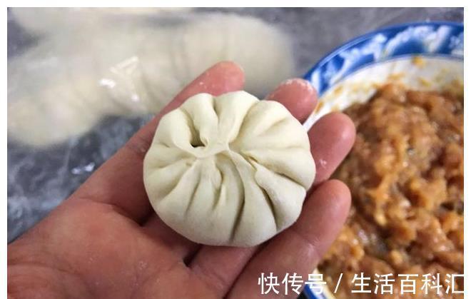 外皮|生煎包好吃有诀窍,记住2点,外皮松软底部酥脆,咬一口还爆汁