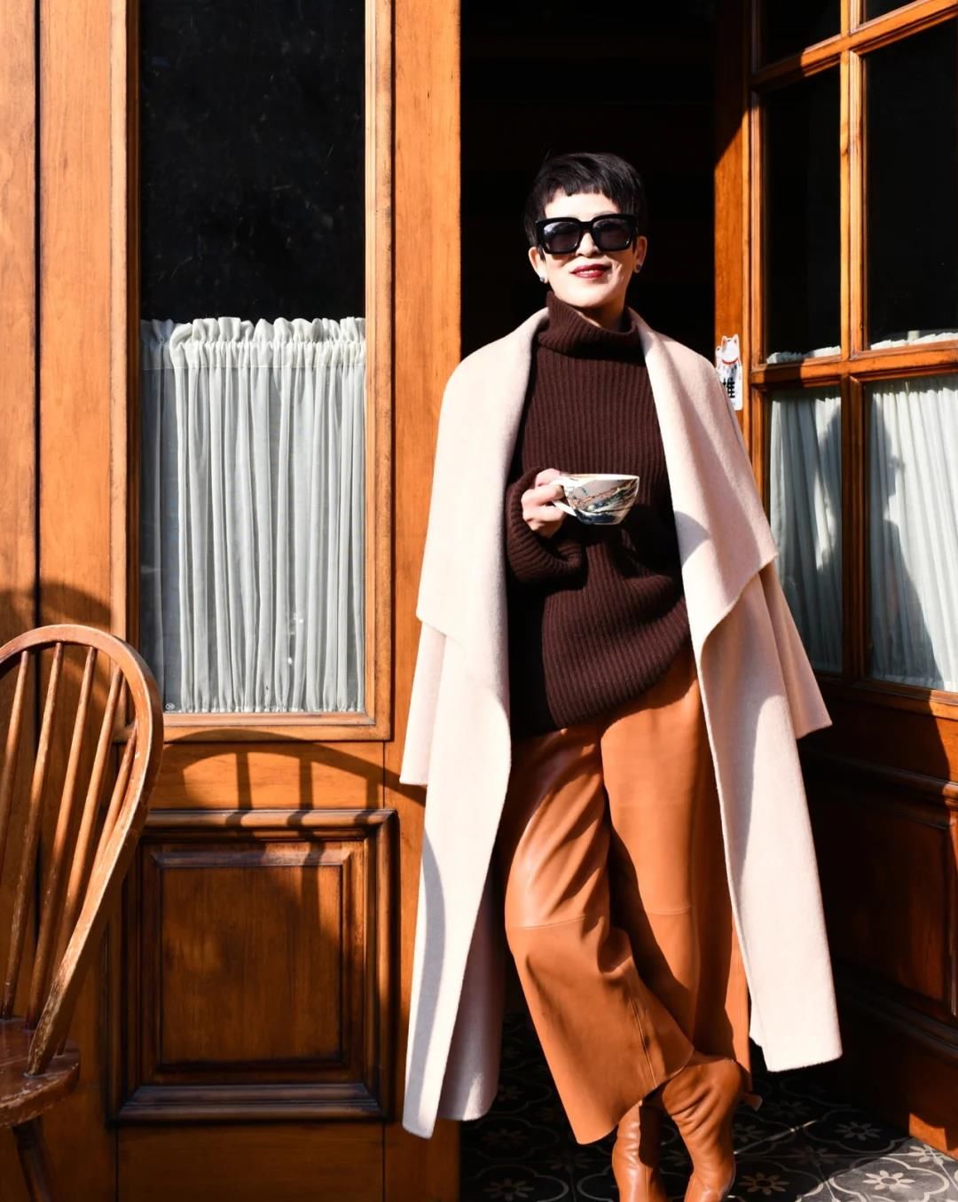 开春了，60多岁的女人怎么穿？九分裤和针织衫，时髦优雅有女人味