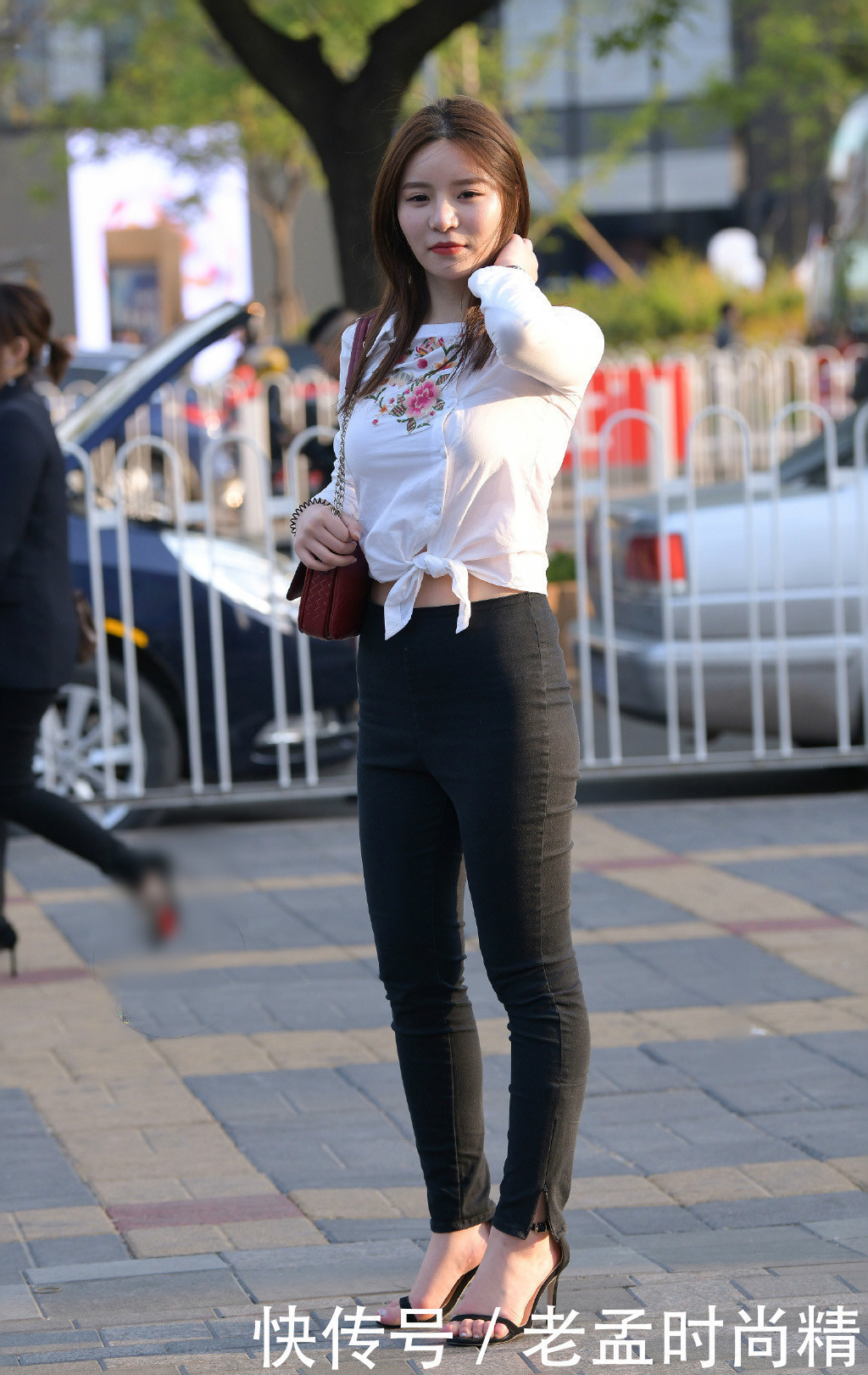 借鉴|街拍简单休闲又雅致,气质女生的穿搭值的借鉴
