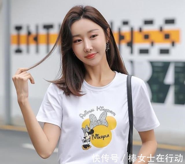 T恤|女生穿T恤要不要塞进裤子里看我小姨这样穿,时尚还显白!